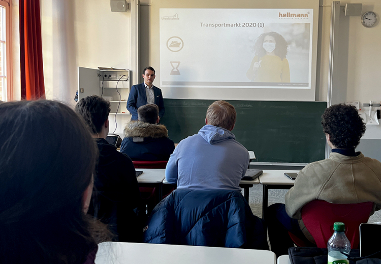 Globalisierung, Welthandel und Logistik waren die Themen als Steffen Meiners, ehemaliger Ursulaschüler und heute beim Logistikdienstleister Hellmann tätig, den Politikunterricht von Christian Koltermann Ende Februar in der Ursulaschule besuchte.